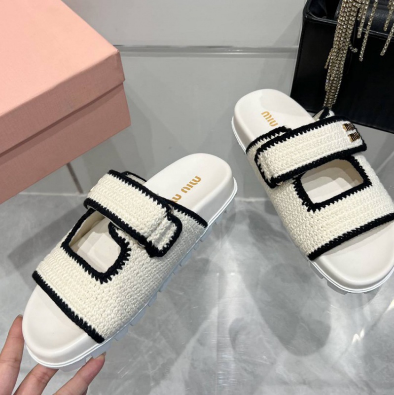 Шльопанці Miu Miu